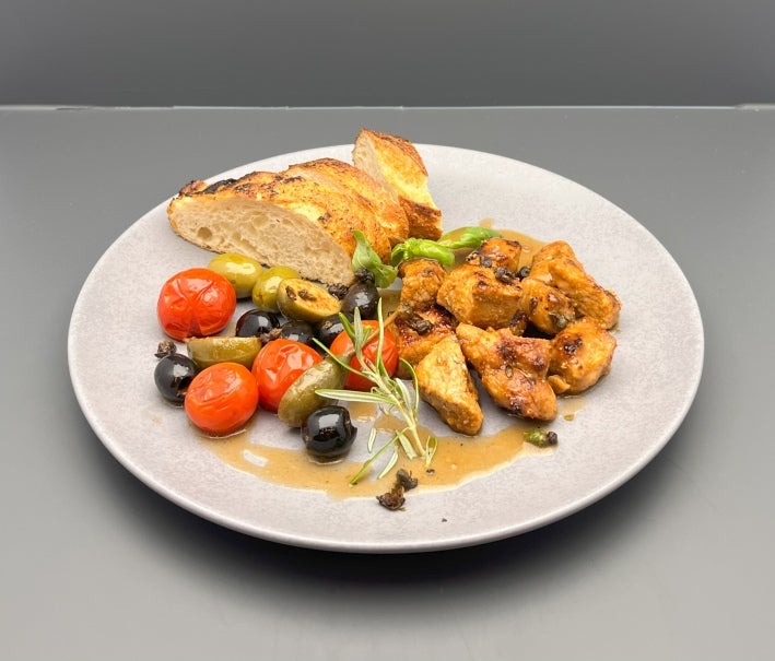 Kalbsragout mit Portweinjus / Oliven, Kapernfrüchte, Kirschtomaten / Baguette mit Meersalz & fermentierten Pfeffer