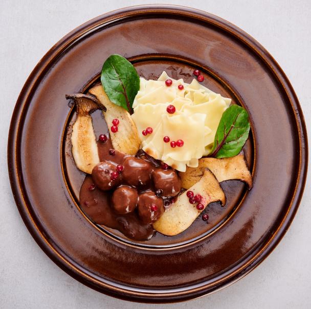Vegane Hackbällchen in Preiselbeerrahm-Sauce