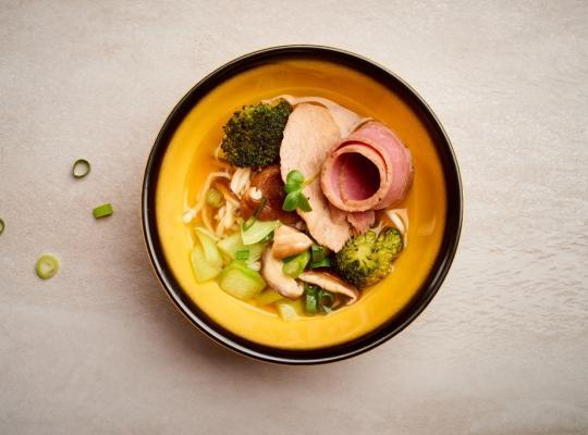Japanisches Ramen mit Gemüse und Schweinefleisch