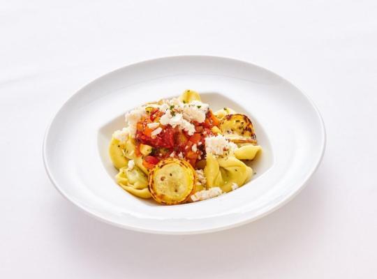 Tortellini mit Tomaten-Gemüsesauce