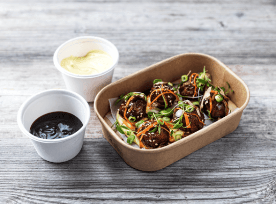 Garden Gourmet - Japan - Takoyaki vegane Bällchen in Pilzsauce, mit Wasserkresse Salat, getrockneten Steinpilzen und Sesam