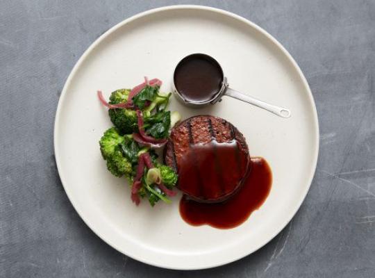 Garden Gourmet - Sensational Burger als Pfeffer Steak serviert mit aromatischer Demi Glace und glasiertem Gemüse