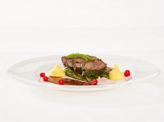 Geschmorte Lammhüfte mit Wiesenkräutern, Steckrübenpüreé und Preiselbeerschaum