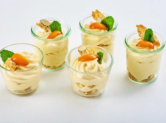 Orangen-Sanddorn-Mousse auf Cantuccinisplitter