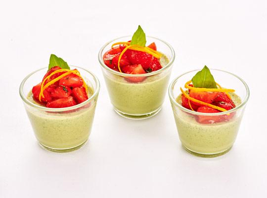 Basilikum Panna Cotta mit Tomaten-Erdbeersalat