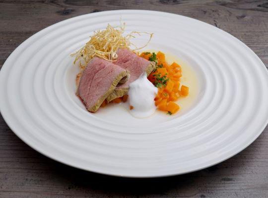 Kalbstafelspitz, Bouillon-Süßkartoffeln, Kren-Espuma, Sellerie-Stroh