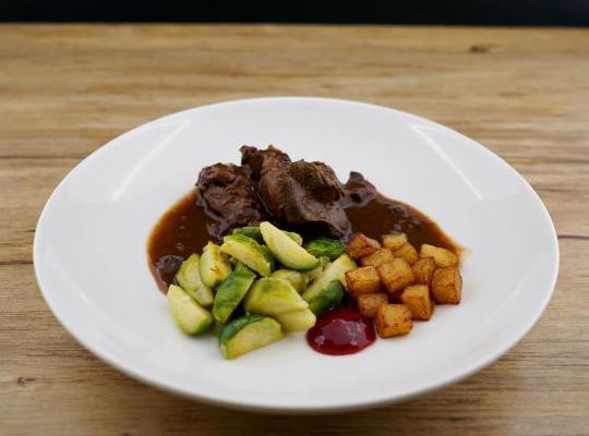 Geschmorte Hasenkeule, Dörrpflaume-Portweinjus, Kohlsprossen
