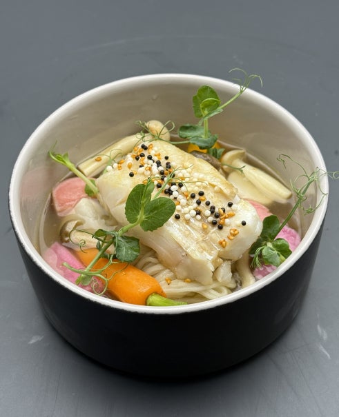 Asiatisches Pot au Feu mit Kabeljau, Ramennudeln und fermentiertem Gemüse