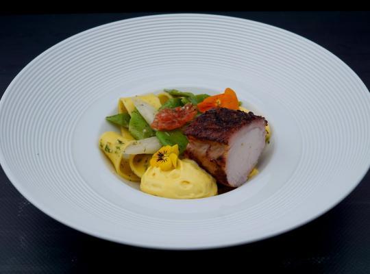 Ligurische Pasta/ Spanferkel/ Spargel/ Bohnen/ 7 Kräuter Pesto/ Limettenschaum