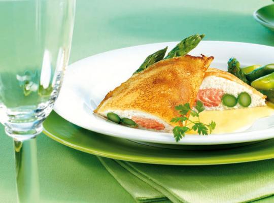 Duo von Lachs und Zander mit grünem Spargel im Pfannkuchen