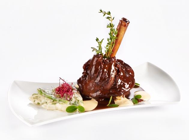 Geschmorte Lammhaxe in Portweinsauce , Vanille-Spargelgemüse und Lemonenschaum