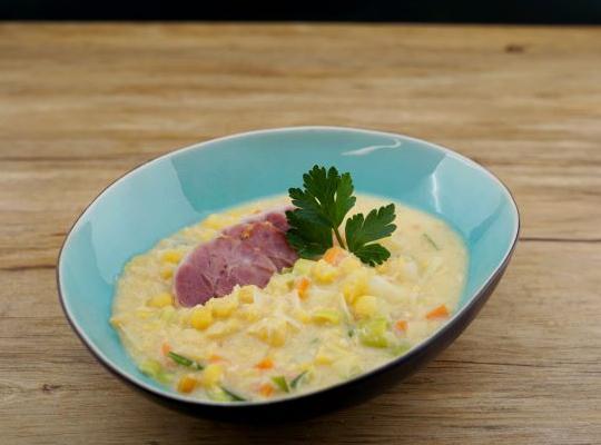Gelbe Löffelerbsensuppe mit gepökeltem Eisbein