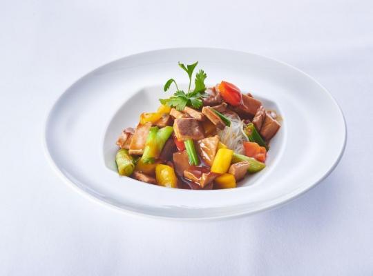 Rindfleischwürfel in Wasabi-Sojasauce mit Glasnudeln