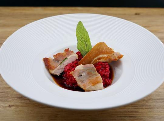 Saltimbocca vom Spanferkel mit rote Beete-Risotto und Marsalajus