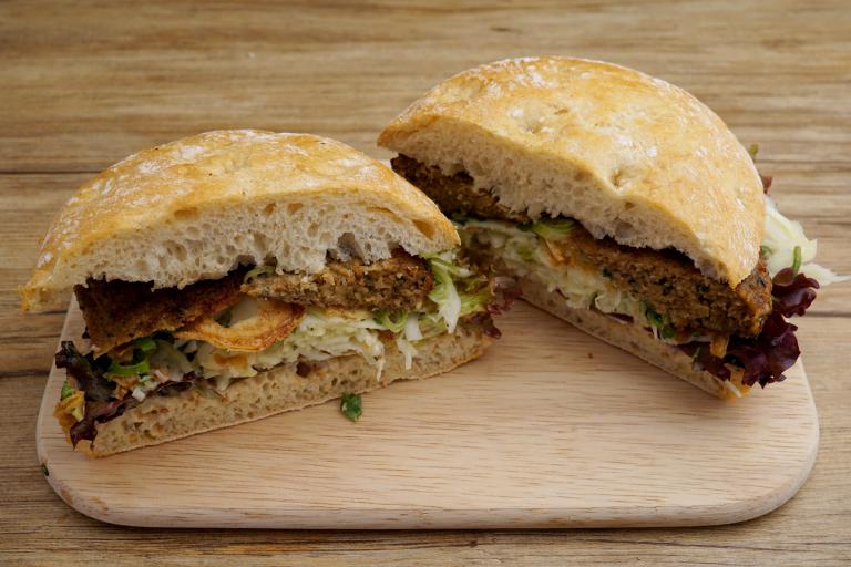 Rustikales Brötchen mit bayrischem Pflanzerl