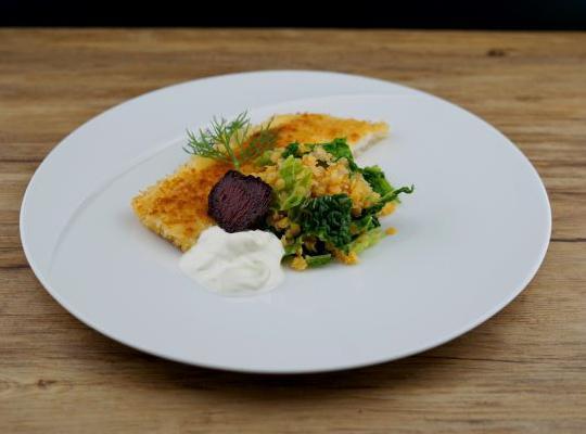 Gebackene Hechtschnitte, Wirsing, Linsen und Joghurt