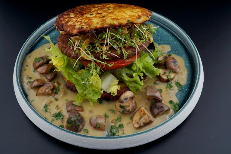 Nestlé Professional Röstiburger mit Champignonragout à la crème