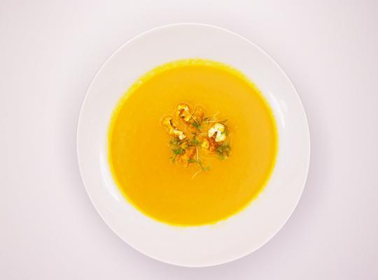 Karottensuppe mit Gartenkresse und Curry-Popcorn