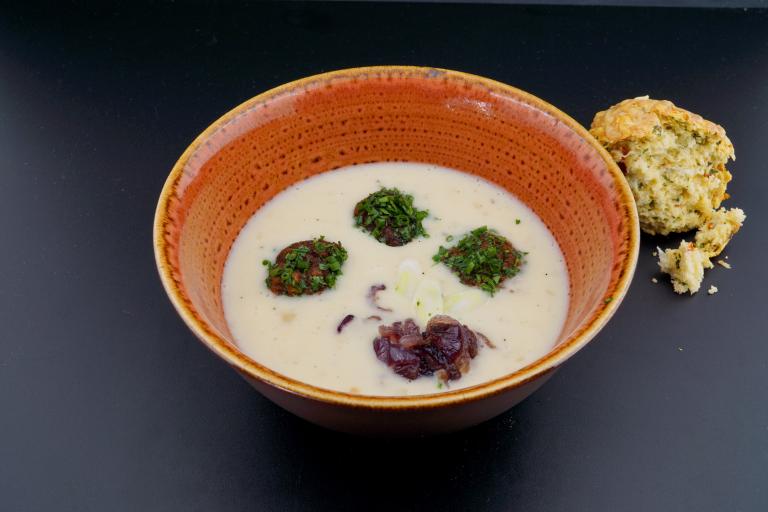 Käsesuppe/Kräuterhackbällchen/Kohlrabiblätterbrötchen