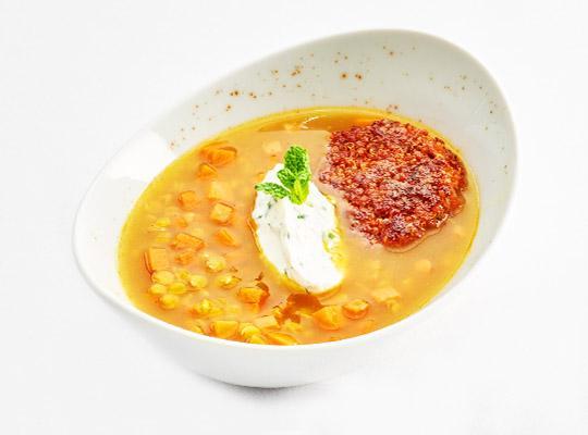 Klare Linsensuppe "Indische Art" mit Karotte und Minzjoghurt