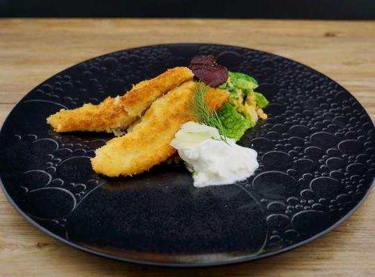 Gebackene Hechtschnitte, Wirsing, Linsen und Joghurt