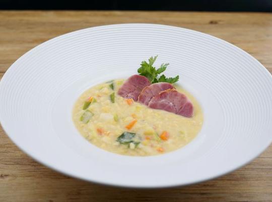 Gelbe Löffelerbsensuppe mit gepökeltem Eisbein