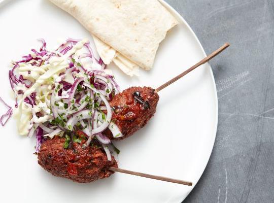 Garden Gourmet - Harissa Köfte vegan mit aromatischem Salat und Fladenbrot