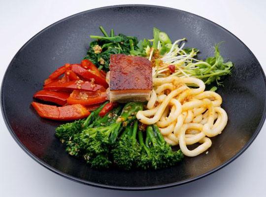 Asia Gemüsebowl mit gebratenem Schweinebauch