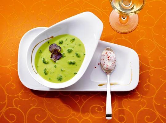 Broccolicremesuppe mit Chili-Sahne und Vitelotte - Chips