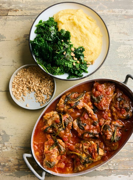 Geschmorte Schweinekoteletts in Tomatensauce mit Salbei, frittierten Grünkohl und cremiger Polenta