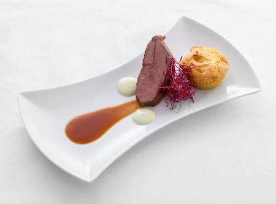 Lammhüfte auf Ale-Sauce, Potato-Pie und Minze-Schaum