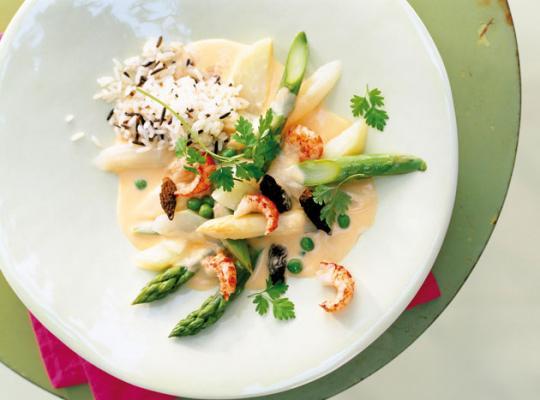 Ragout von grünem und weißem Spargel mit Krebsschwänzen