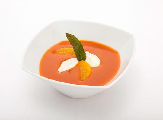 Tomaten-Orangencremesuppe mit Ricotta und Salbei