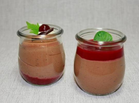 Schokoladen-Kaffeemousse mit Himbeermark