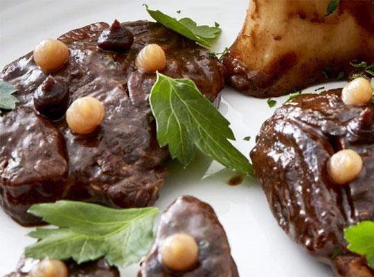 Ossobuco mit Rotweinsauce, Zitrone und Petersilie