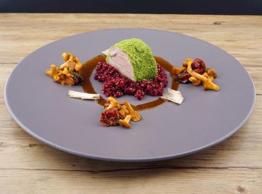 Schweinefilet, Petersilienmantel, Trüffeljus, Pfifferlinge, Schmortomate