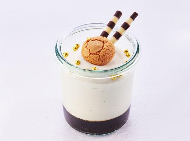 Weiße Kaffeemousse auf Espressogelee mit Amarettini-Crunch