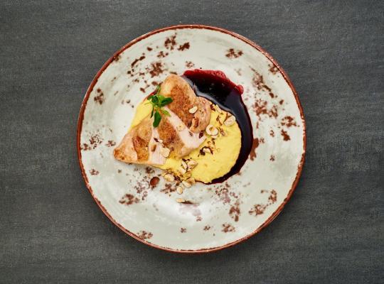 Perlhuhnbrust auf Rote Beete Jus mit Zuckermais-Püree