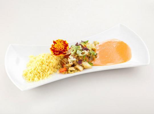 Buntes Kohlgemüse aus dem Wok mit Bulgur und rotem Thai Curry