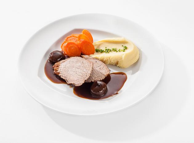Sauerbraten vom Kalb mit Balsamico und Borretane-Zwiebeln