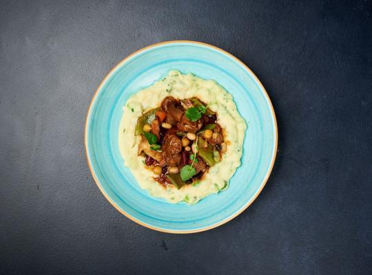 Lammkeulen-Cassoulet auf Bohnen-Allerlei mit Spargelpüree
