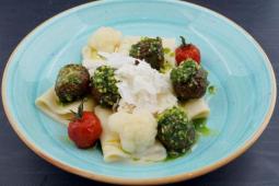 Pasta mit Blumkohlcrémesauce und Hackbällchen
