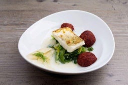 Flussbarsch/ Buttermilch/ Birnen-Lauch/ Rote-Beete-Bällchen .