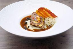 Rinderroulade griechisch, Paprika, Feta, schwarze Knoblauchsauce, Speckchip, Kartoffel-Olivenstampf