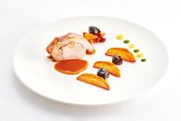 Frischlingsbraten mit Apfelweinjus und Backobst, dazu Süßkartoffeln und Pilzchips