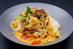 Rotes Thai Curry mit vegetarischen Filetstreifen und Gemüse