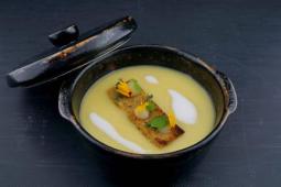 Kartoffelsuppe mit Milchschaum
