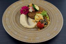 Vegetarische Frikadelle mit Kohlrabipüree und Zucchinisalat