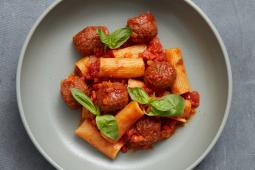 Penne mit veganen Hackbällchen und Tomatensauce