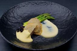 Gebackene Kalbszunge, zweierlei Spargel, Yuzu-Butterschaum